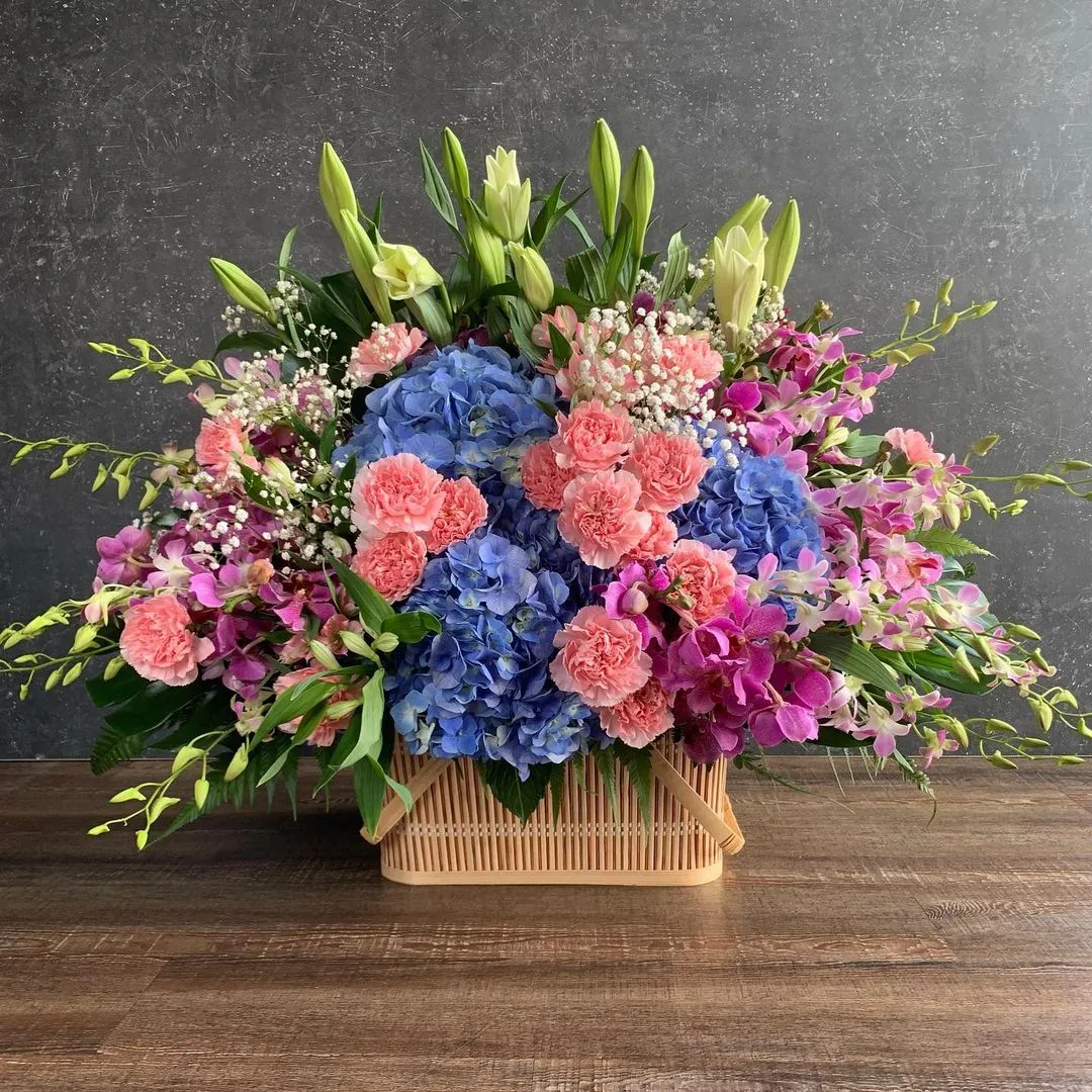 canasta de flores claveles y hortensias color