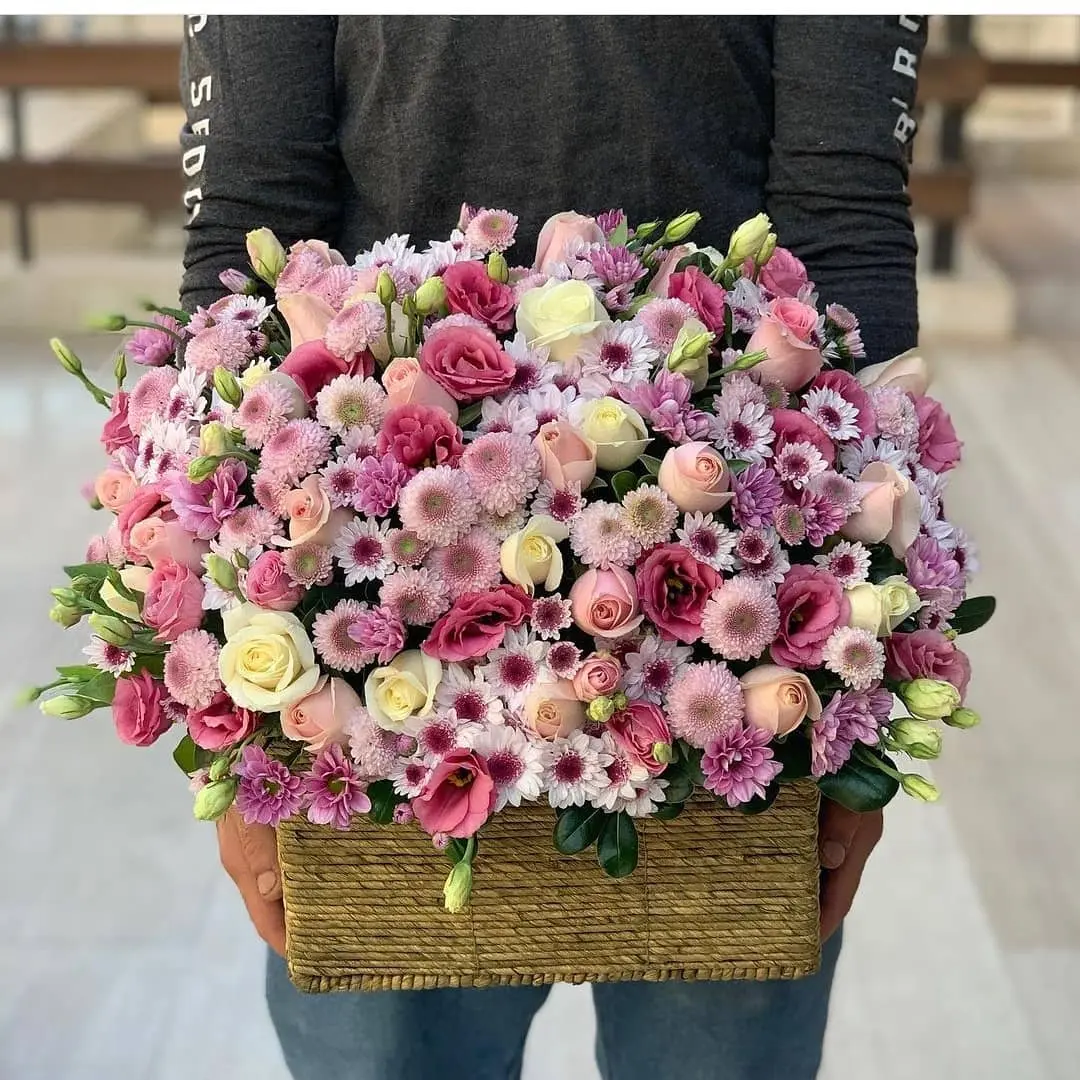 canasta de flores lisianthus y flores tono rosa