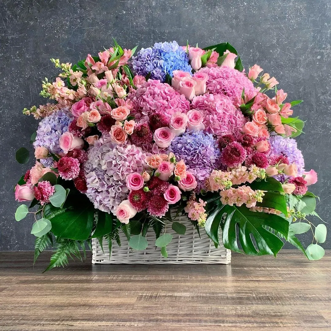 canasta de flores hortensias y rosas