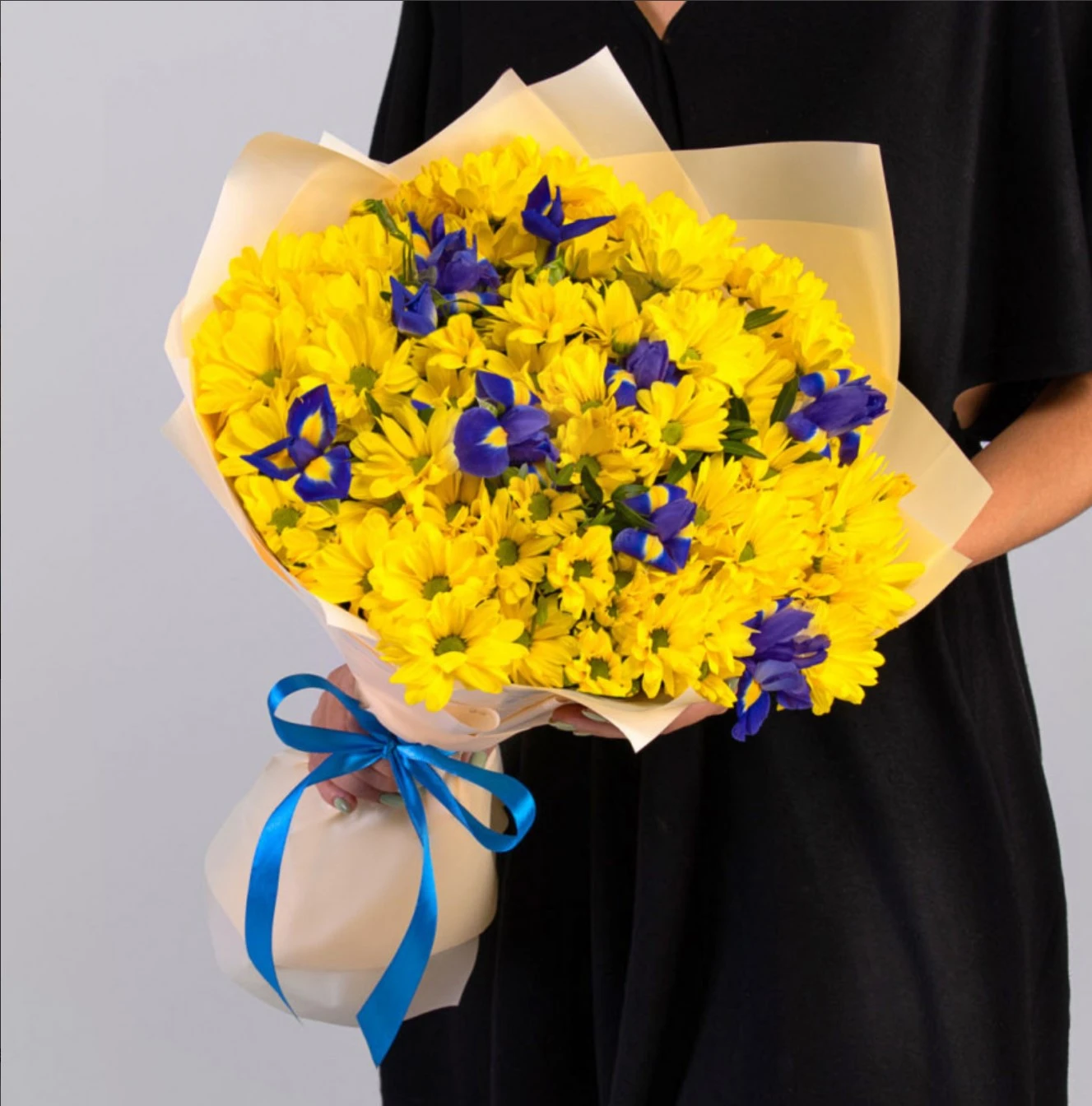 margaritas amarillas con iris azul