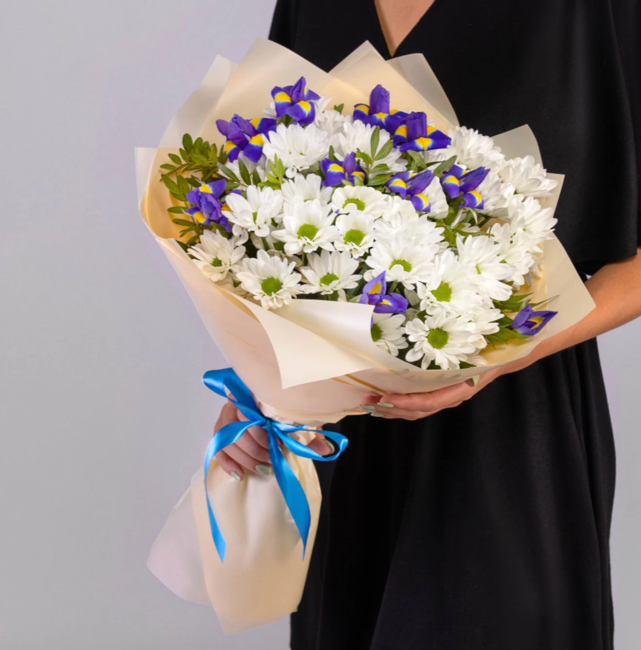 ramo margaritas blancas con iris azul
