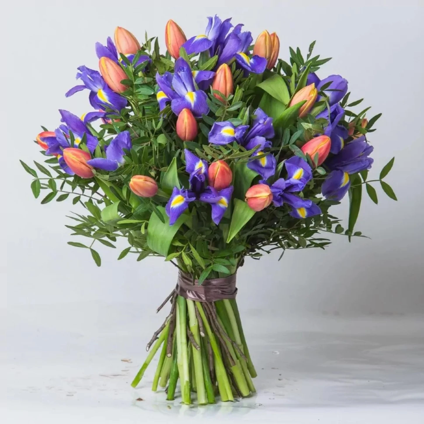 tulipanes naranja iris azul
